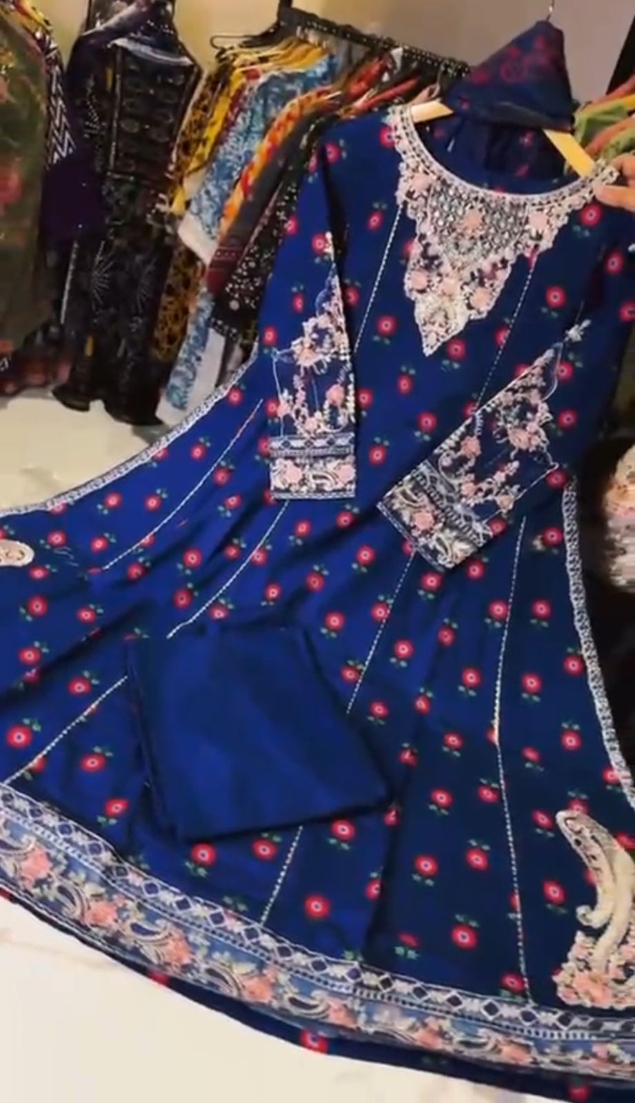 3-piece embroidered suit 🌸