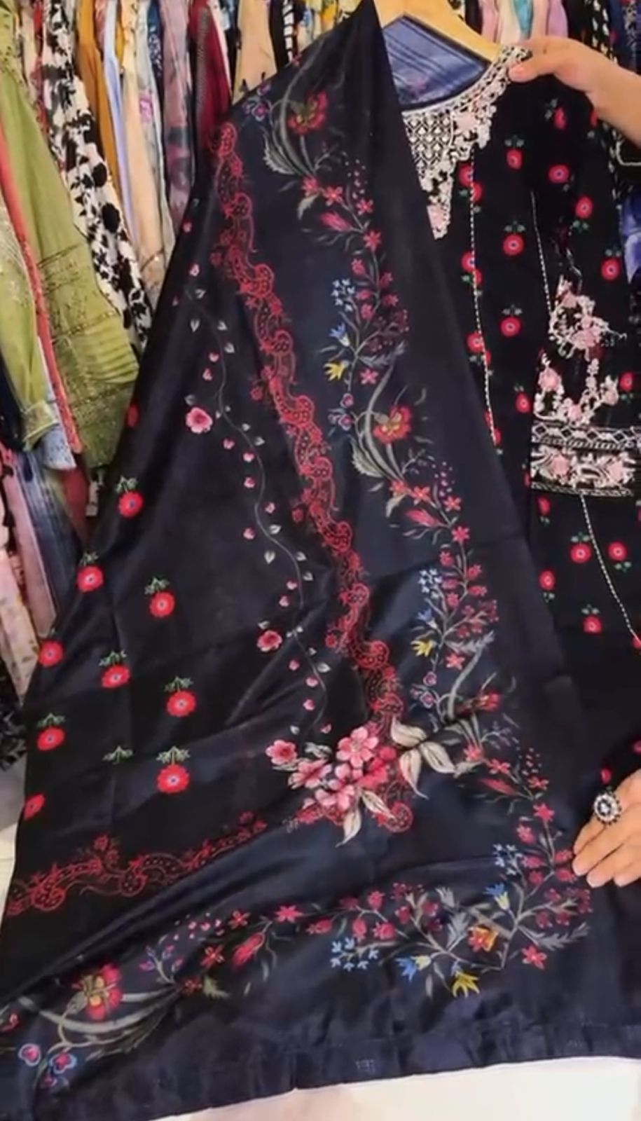 3-piece embroidered suit 🌸