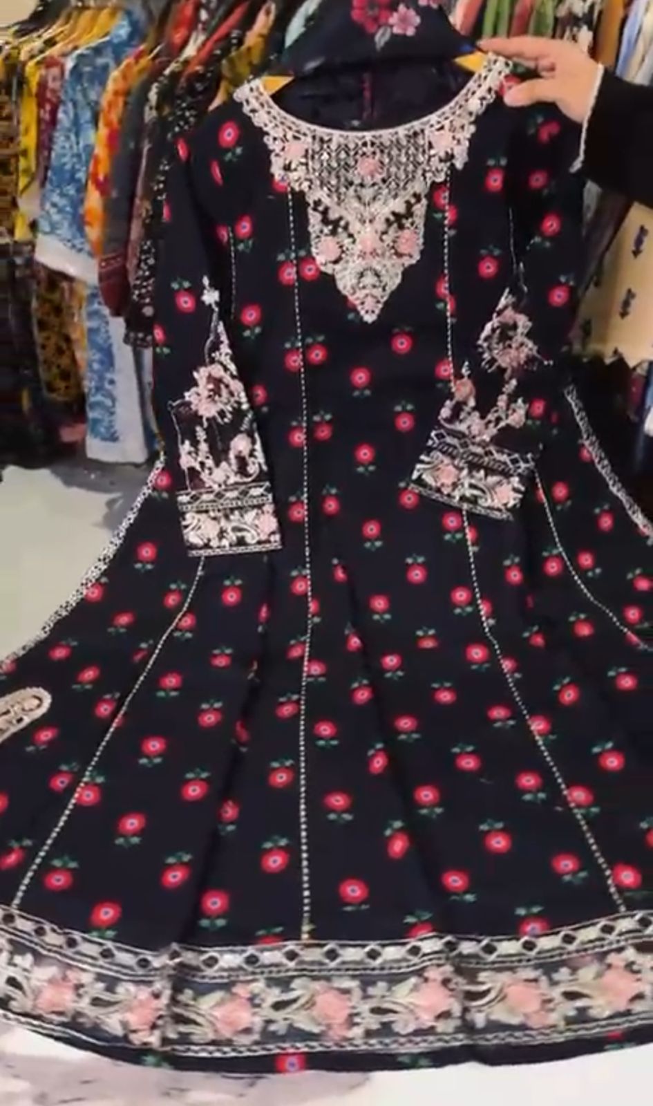 3-piece embroidered suit 🌸